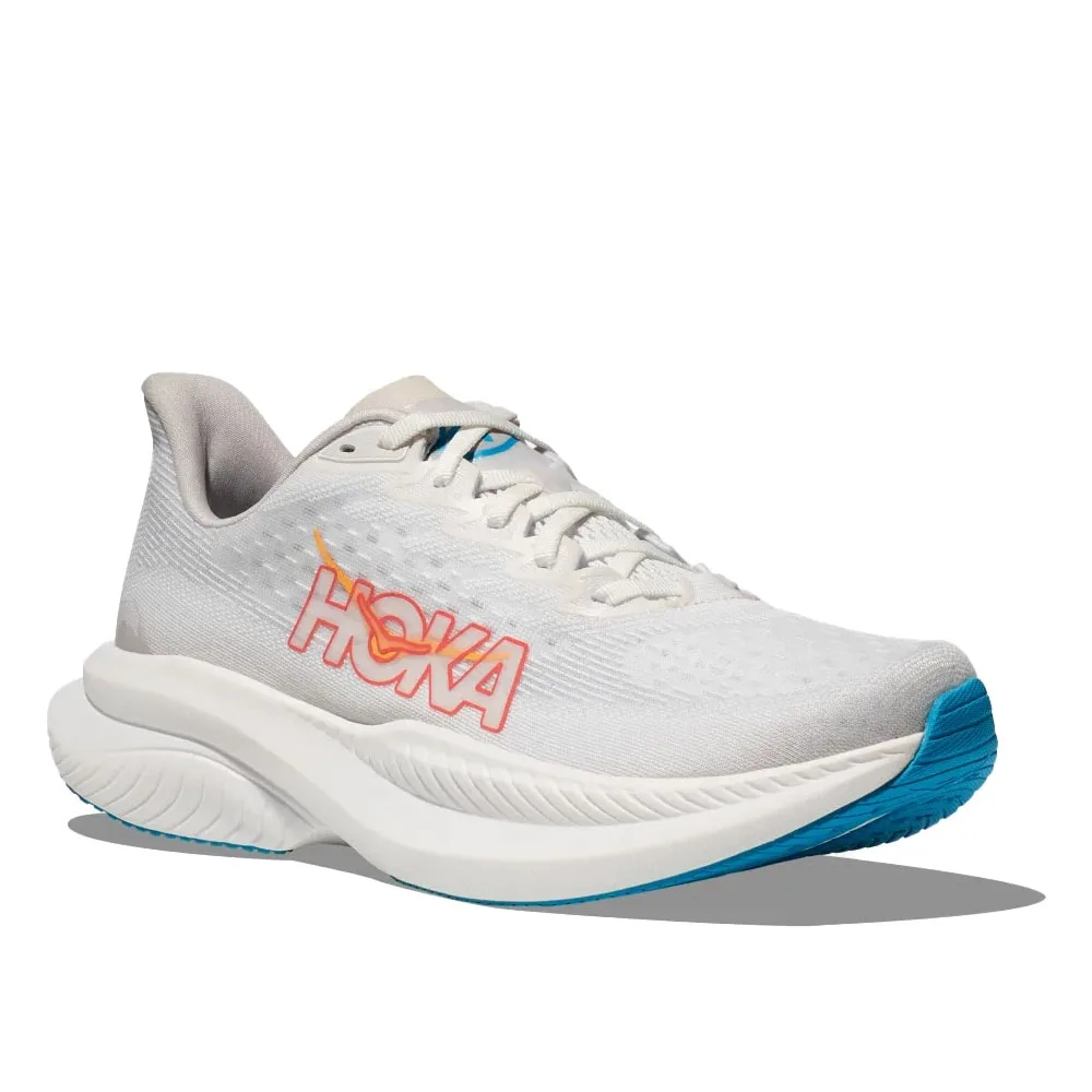 Snygg HOKA Mach 6 löparskor (dam) för tävlingar snett framifrån