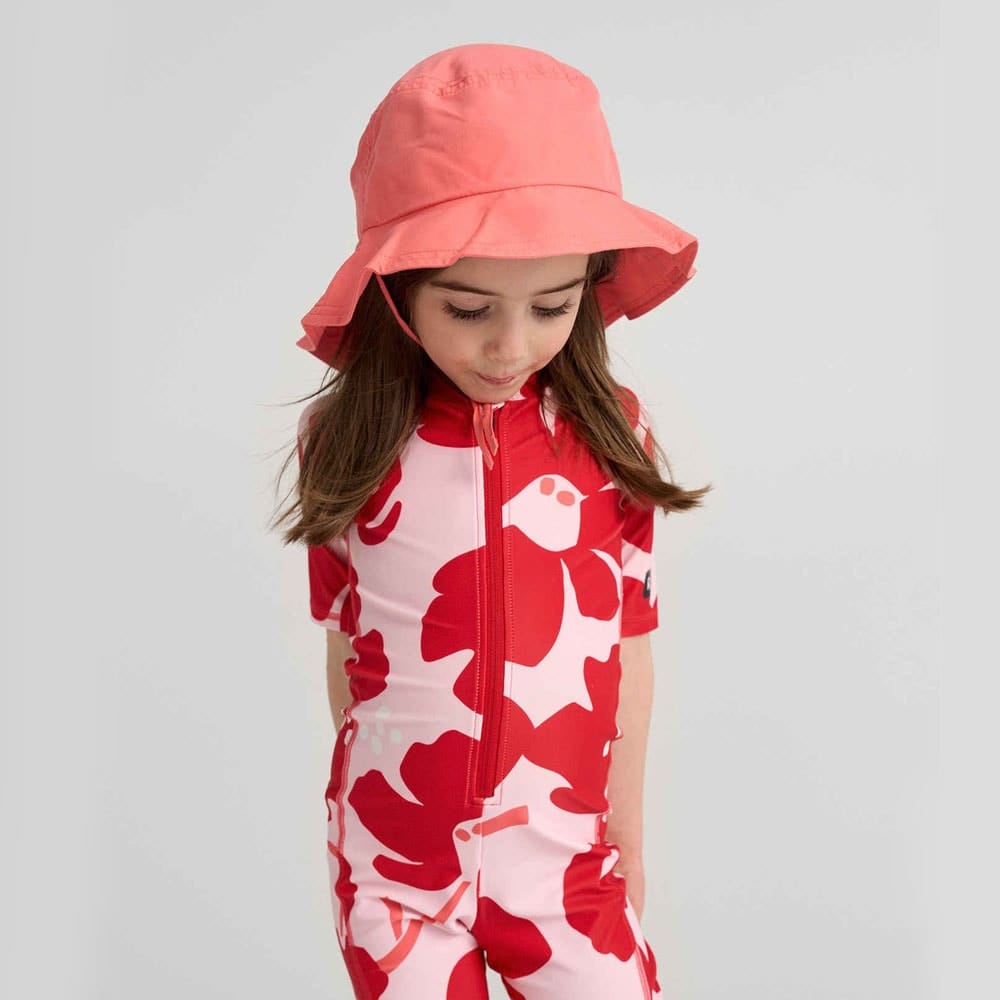 Reima Sunhat Rantsu solhatt (barn) med en hög solskydd på 50+ på en flicka