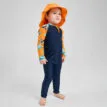 en orange Reima Sunhat Rantsu solhatt (barn) på ett barn