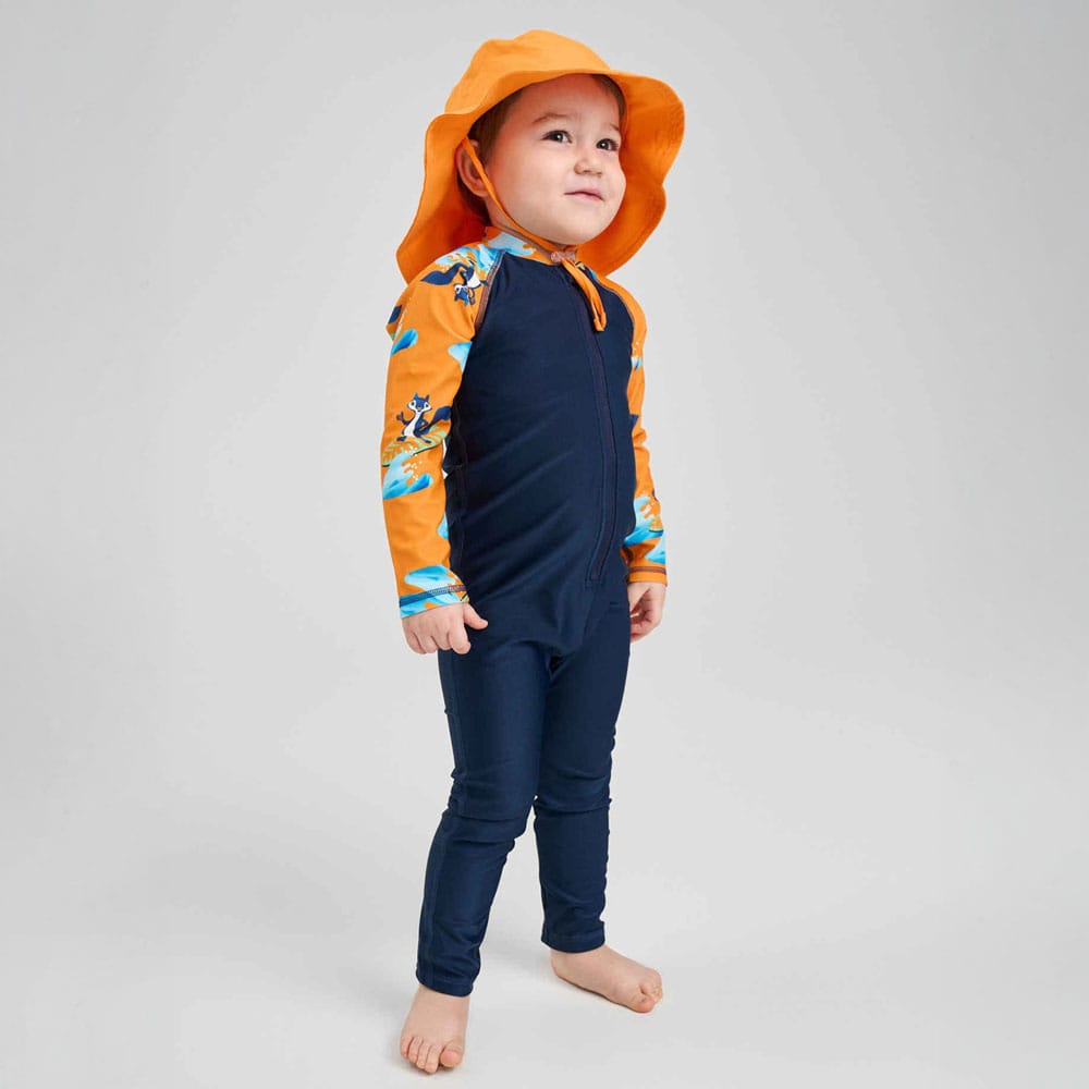 en orange Reima Sunhat Rantsu solhatt (barn) på ett barn