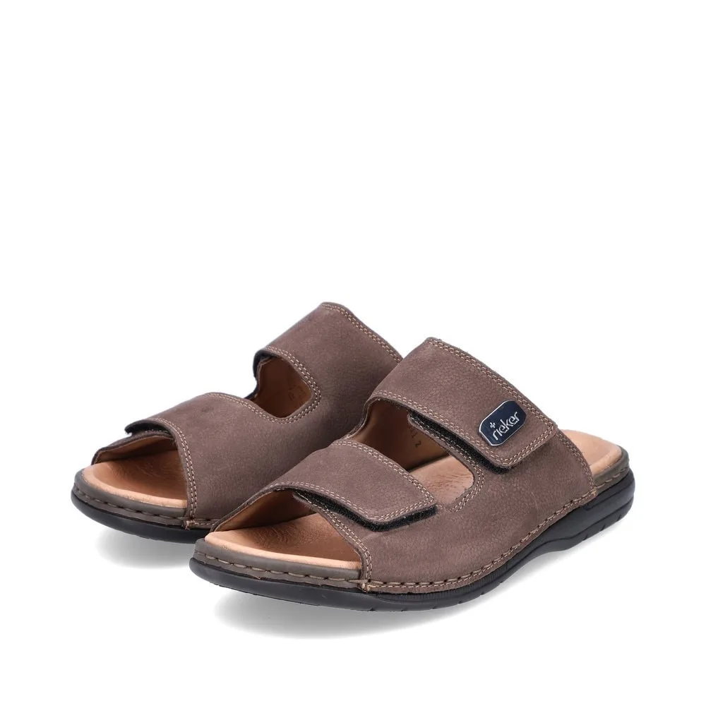 Ett par En lätta och luftiga Rieker 25590-25 sandaler (herr)