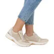 En modell bär dem sköna Rieker 48101-60 sneakers (dam)