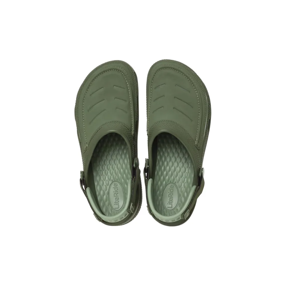 ett par gröna Crocs Yukon Vista II LR Clog (unisex)