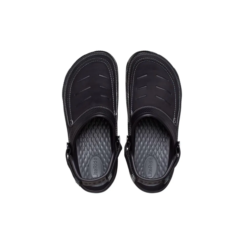 ett par svarta Crocs Yukon Vista II LR Clog (unisex)
