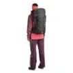 En modell har Ortovox Peak 32L S vandringsryggsäck (unisex) på sig