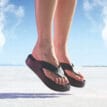 Person som bär Crocs Getaway Platform Flip (dam)