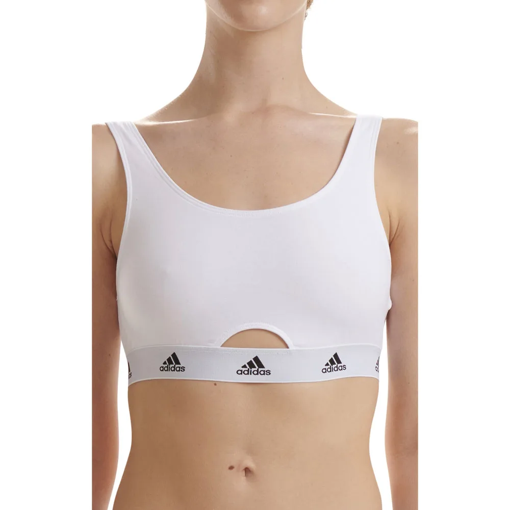 Kvinna som bär Adidas Scoop Bralette BH i rosa