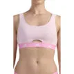Kvinna som bär Adidas Scoop Bralette BH i rosa