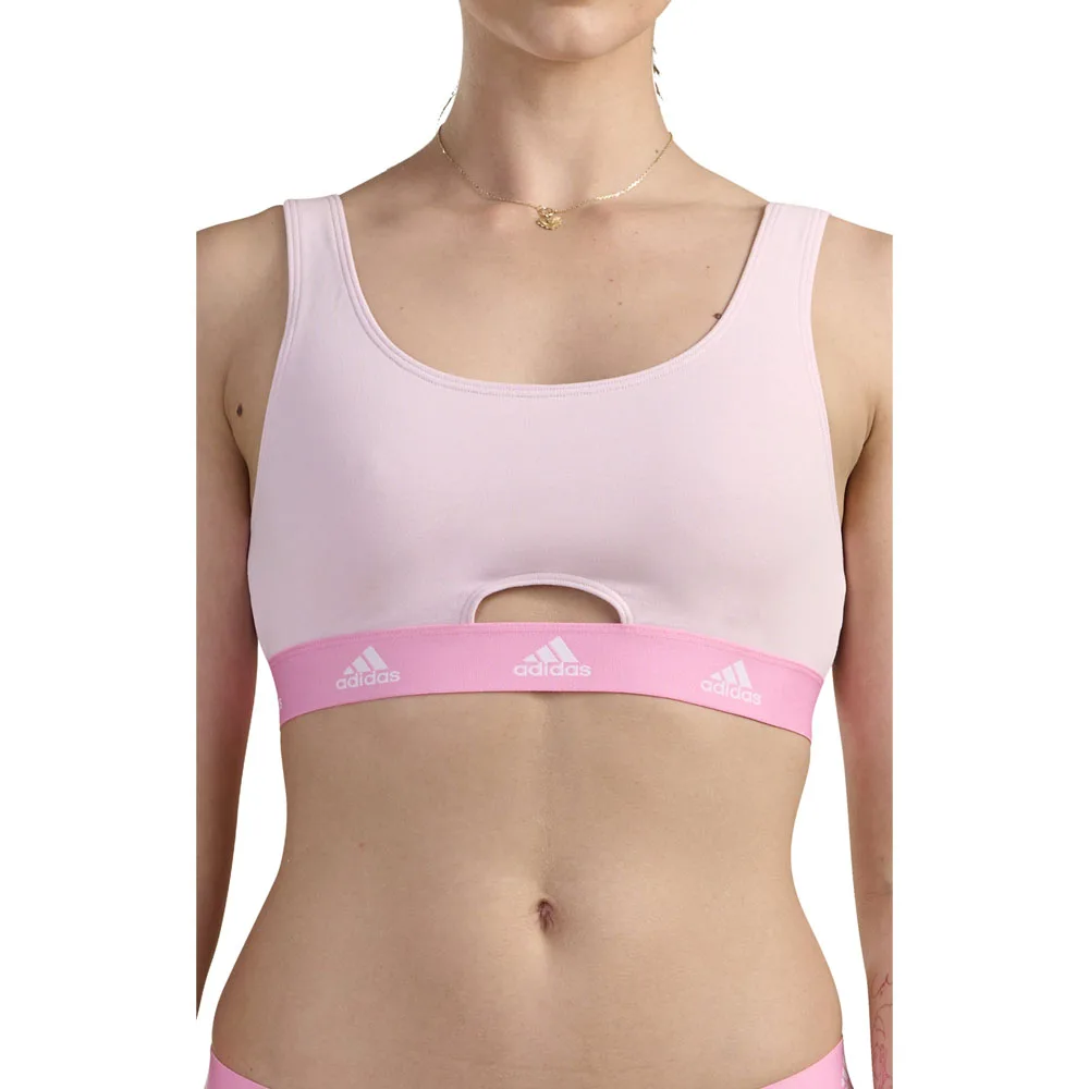 Kvinna som bär Adidas Scoop Bralette BH i rosa