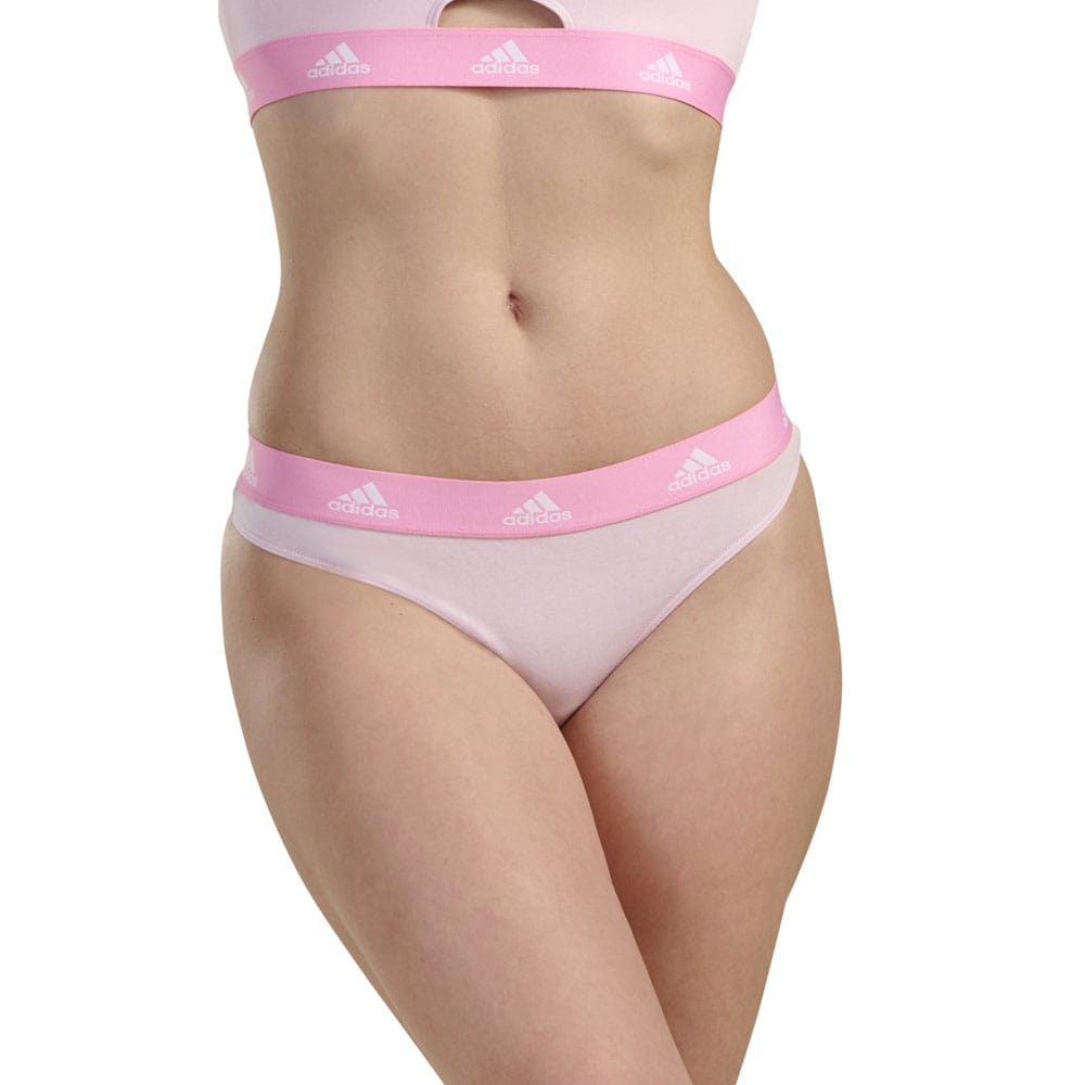 Kvinna som bär Adidas Thong 3-pack trosor i färgen rosa