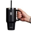 En modell åller En stor och praktisk Hydro Flask All Around Travel Tumbler med sugrör 32oz/946ml
