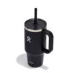 En stor och praktisk Hydro Flask All Around Travel Tumbler med sugrör 32oz/946ml med ett stabilt handtagf