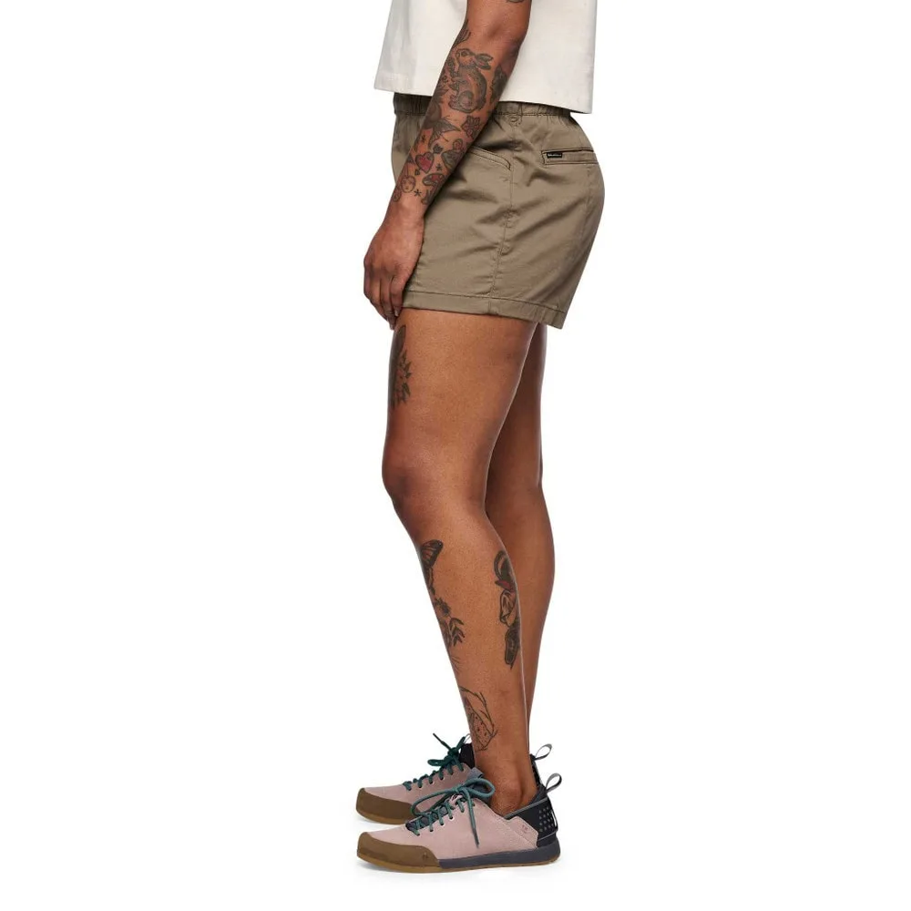 En modell bär Black Diamond Notion Shorts (dam)