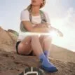 en modell bär stabiliserande Falke Ru Trail Running Socks löparstrumpor (dam)
