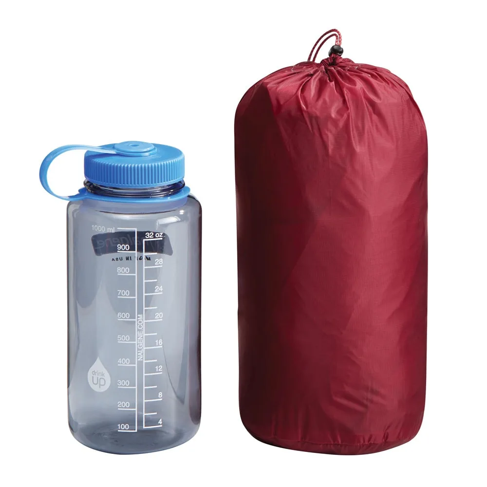 Ett ihoppackat MSR Thru-Hiker Mesh House 2 ultralätt tält för 2 personer