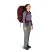 en modell bär Osprey Fairview Trek 50L vandrings och reseryggsäck (dam)