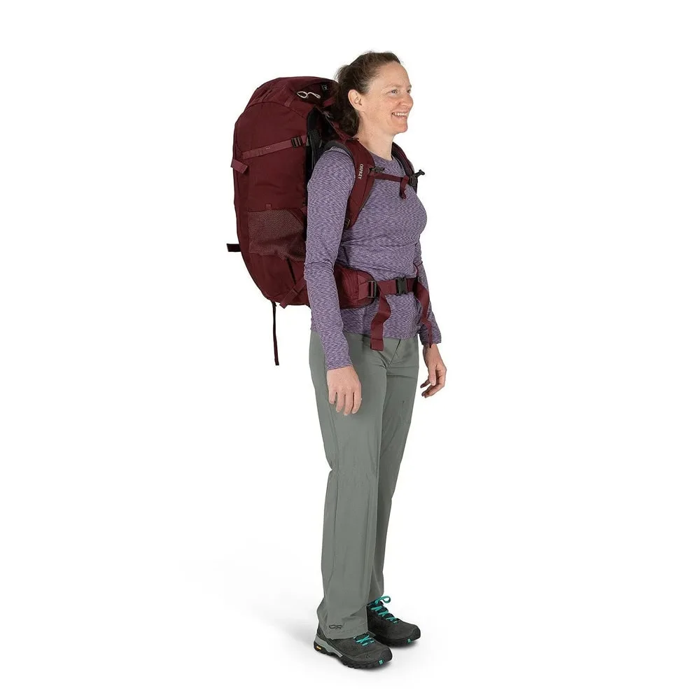 en modell bär Osprey Fairview Trek 50L vandrings och reseryggsäck (dam)