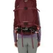 Baksidan av Osprey Fairview Trek 70L vandrings och reseryggsäck (dam) på en modell