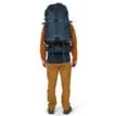 Osprey Farpoint Trek 55L vandrings och reseryggsäck (herr) bakifrån - på en modell