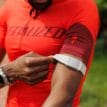 Man som bär Coros ACC Heart Rate Monitor pulsband