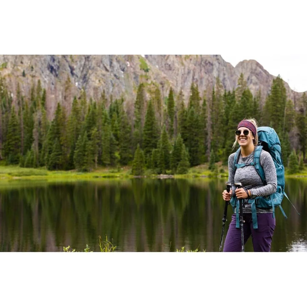 en modell bärOsprey Renn 50 vandringsryggsäck (dam)