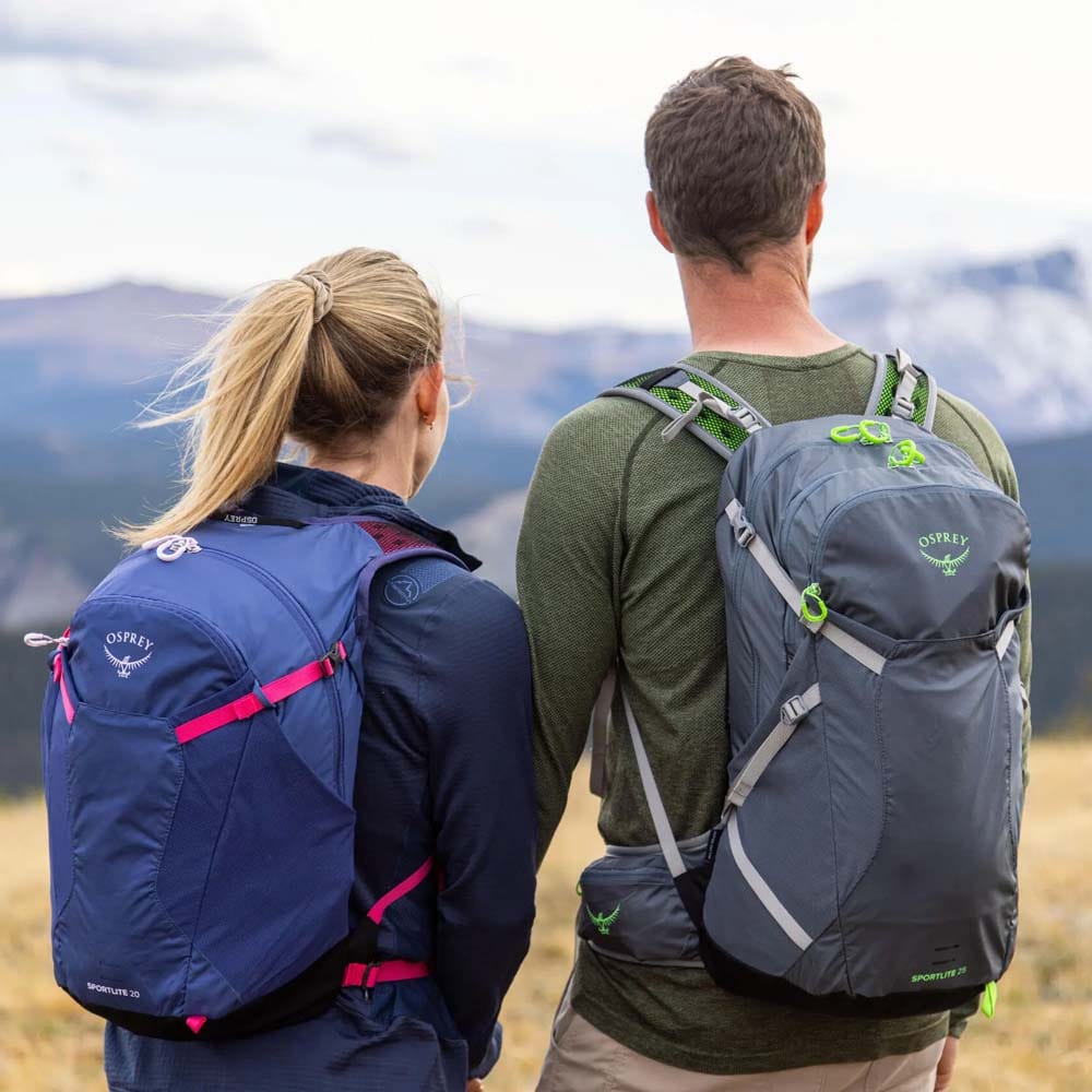 Osprey Sportlite 25 dagsryggsäck (unisex) på en man och en kvinna