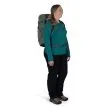 en dam bär en Osprey Sportlite 30 dagsryggsäck (unisex)