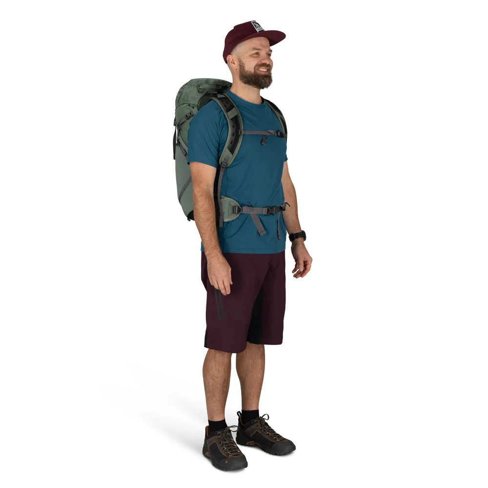 en man bäår en Osprey Sportlite 30 dagsryggsäck (unisex)