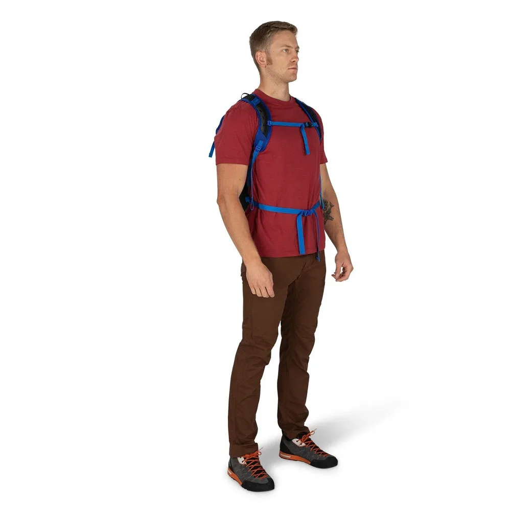 Man som bär Osprey Sportlite 20 dagsryggsäck