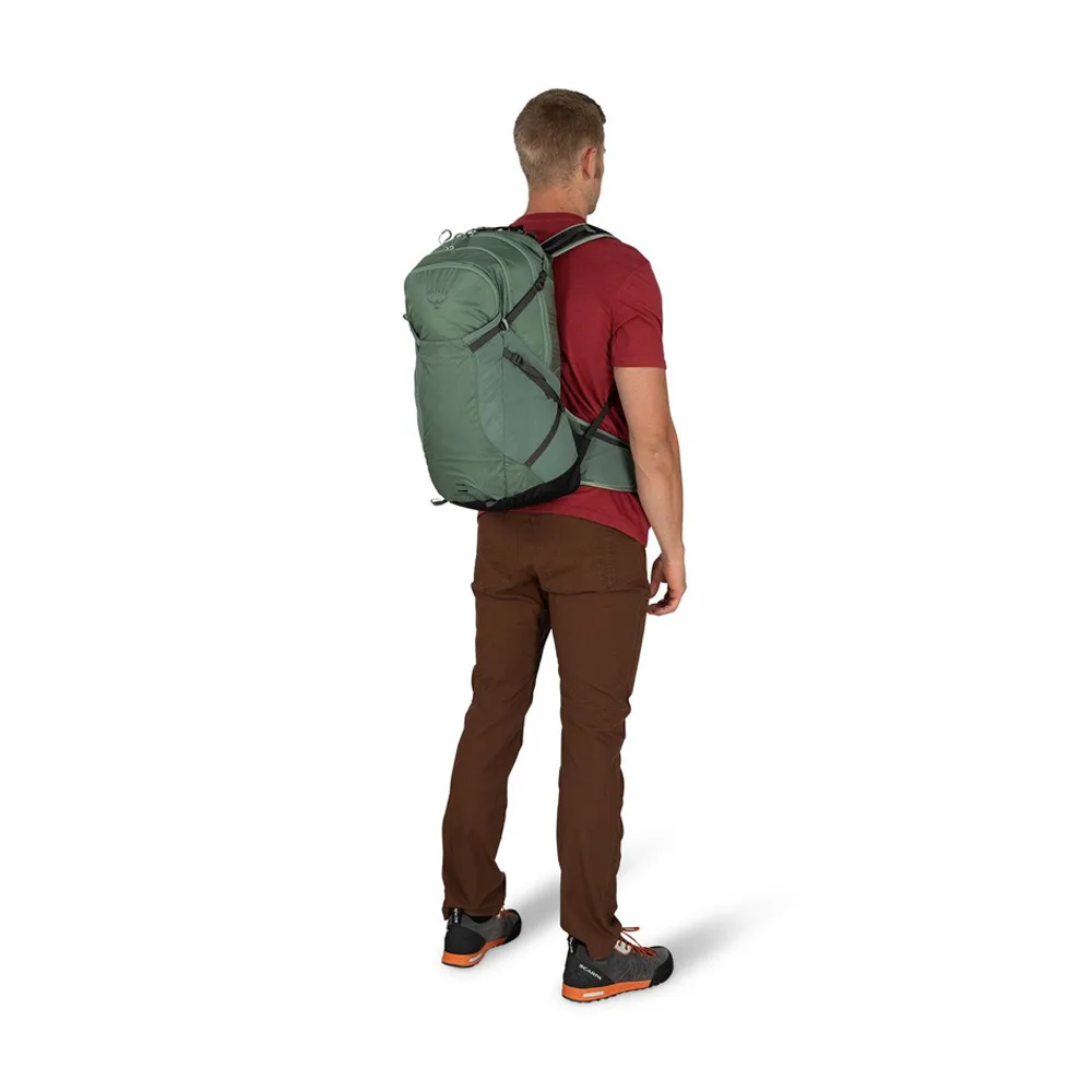 Man som bär Osprey Sportlite 25 dagsryggsäck