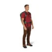 Man som bär Osprey Sportlite 25 dagsryggsäck