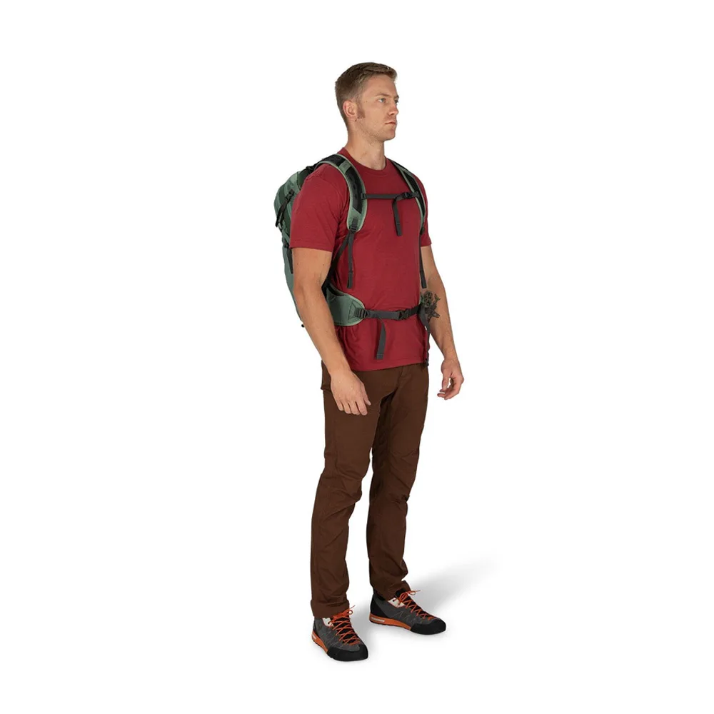 Man som bär Osprey Sportlite 25 dagsryggsäck