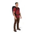 Man som bär Osprey Sportlite 30 dagsryggsäck