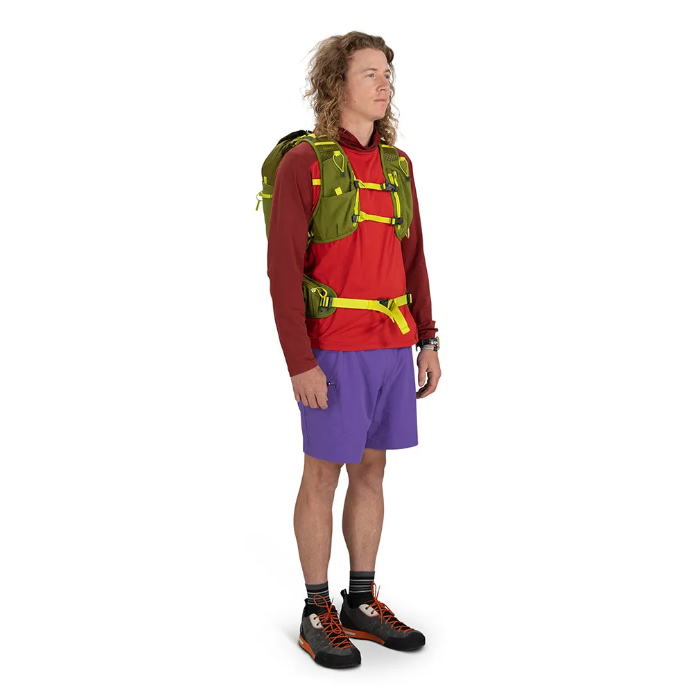 Man som bär Osprey Talon Velocity 20 dagsryggsäck
