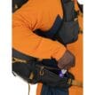 Man som bär Osprey Talon Velocity 30 vandringsryggsäck