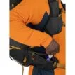 Man som bär Osprey Talon Velocity 30 vandringsryggsäck