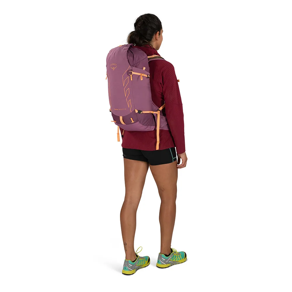 Kvinna som bär Osprey Tempest Velocity 20 ryggsäck