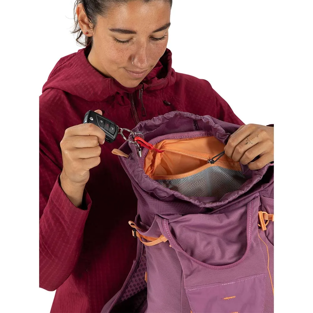 Kvinna som bär Osprey Tempest Velocity 20 ryggsäck