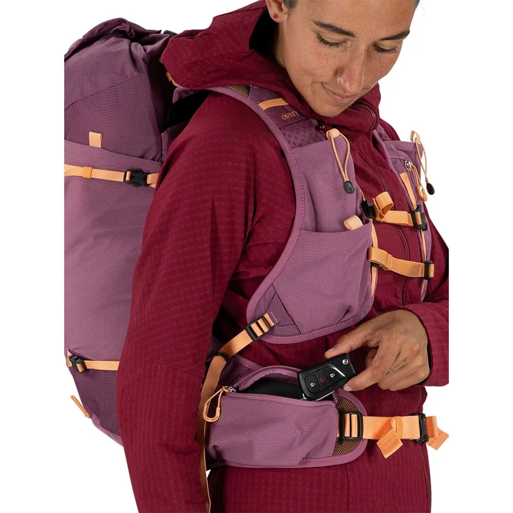 Kvinna som bär Osprey Tempest Velocity 20 ryggsäck