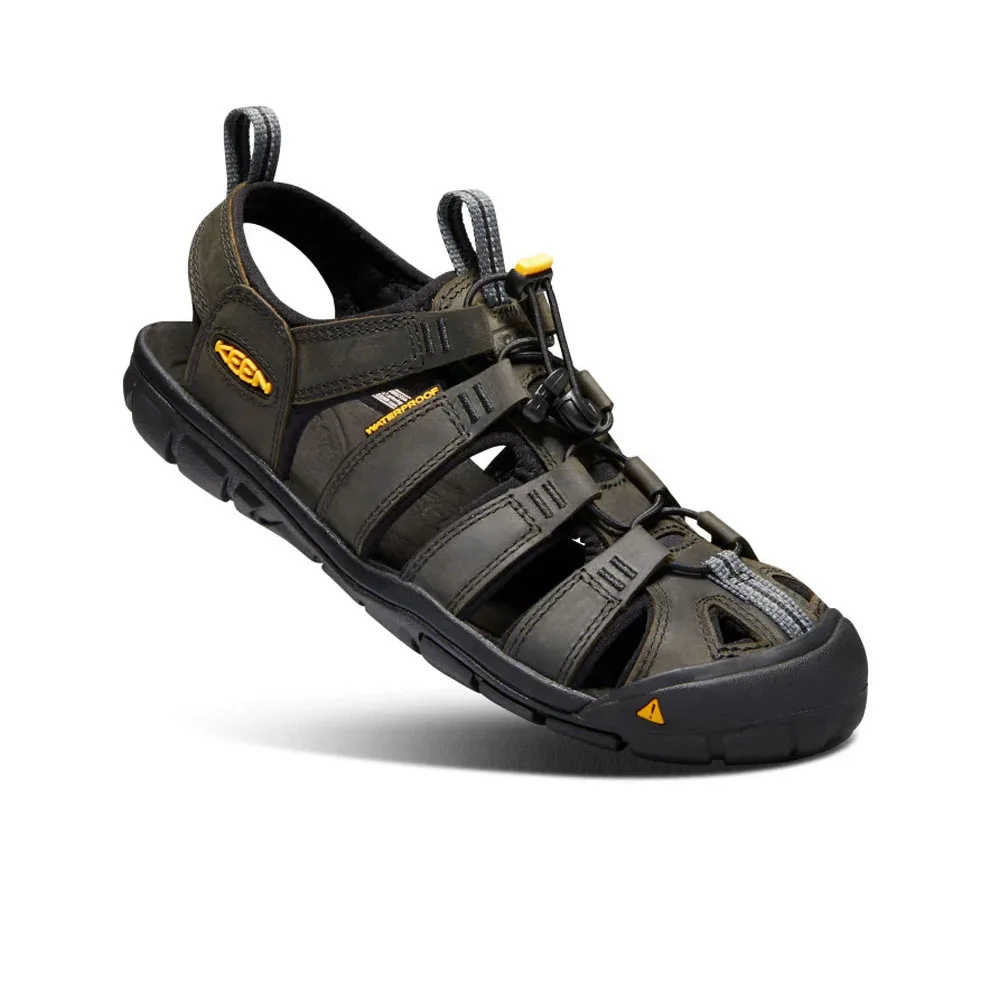 Keen Men’s Clearwater CNX Leather sandaler (herr) snett från sidan