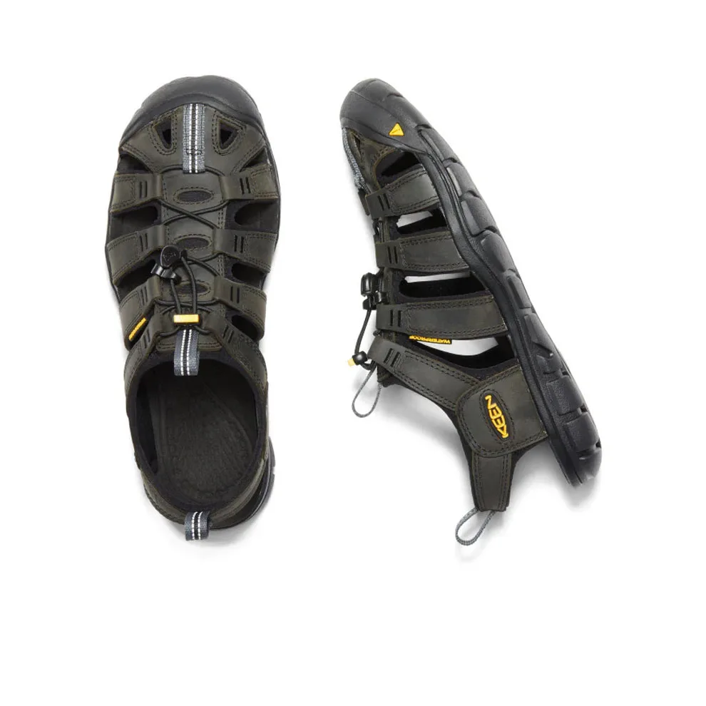 Ovandel och profil av Keen Men’s Clearwater CNX Leather sandaler (herr)