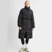 Röhnisch Pebble Drawstring Coat vinterjacka (dam) med en stängd dragkedja på en modell