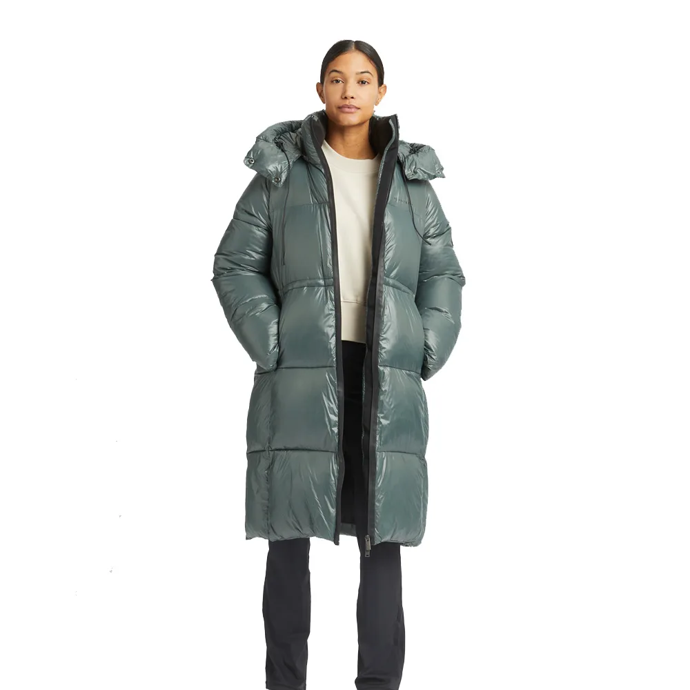 en öppen Röhnisch Urban Explorer Parka vinterjacka (dam) på en modell