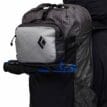 Black Diamond Beta Light Satellite Bag 4L med en stavhållare