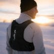 En manlig modell bär Silva Strive 10 Vest löparväst (unisex)