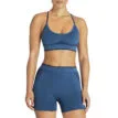 en modell bär ett set med Adidas Bralette sport-bh (dam)