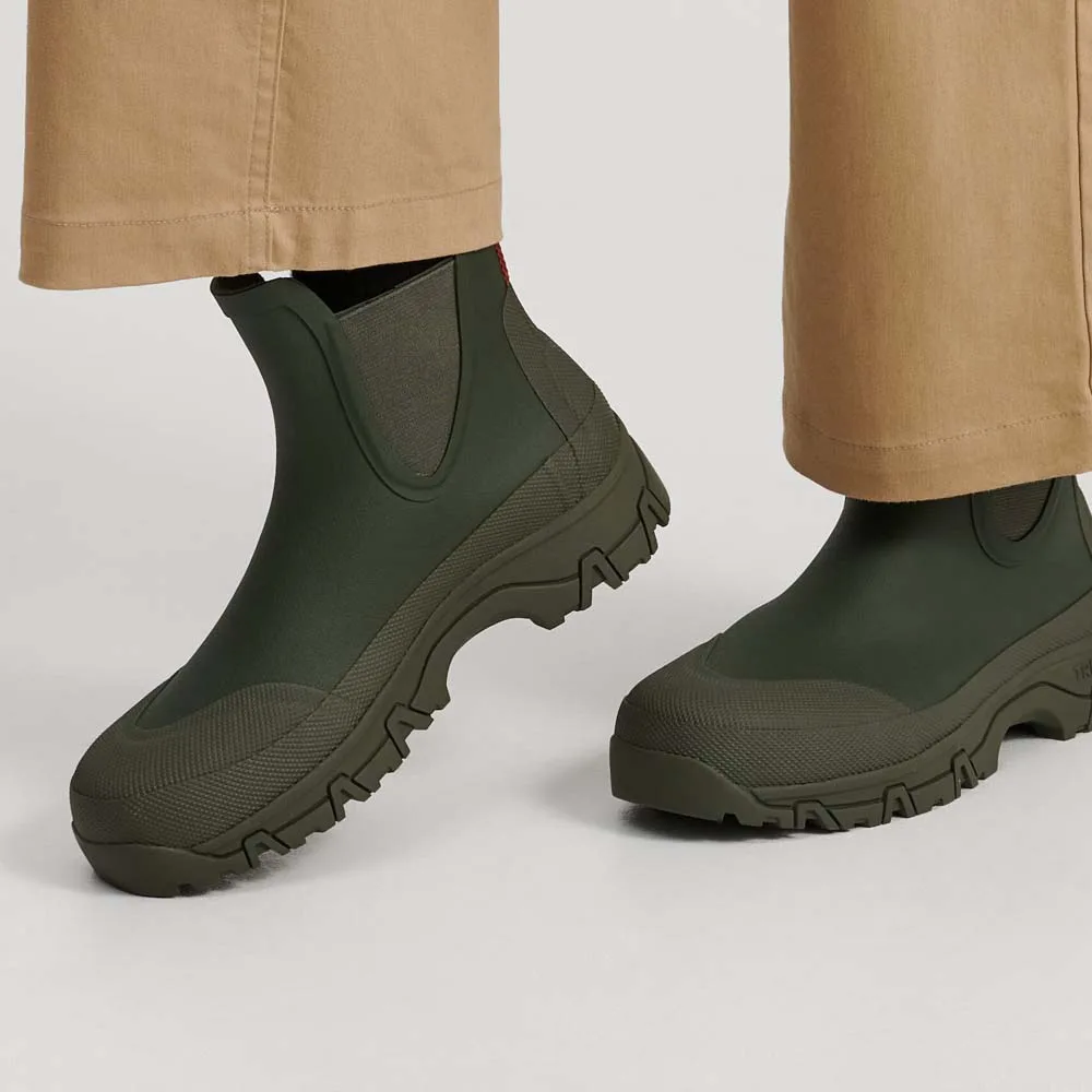 en modell bär Tretorn Garpa robusta gummistövlar (unisex)