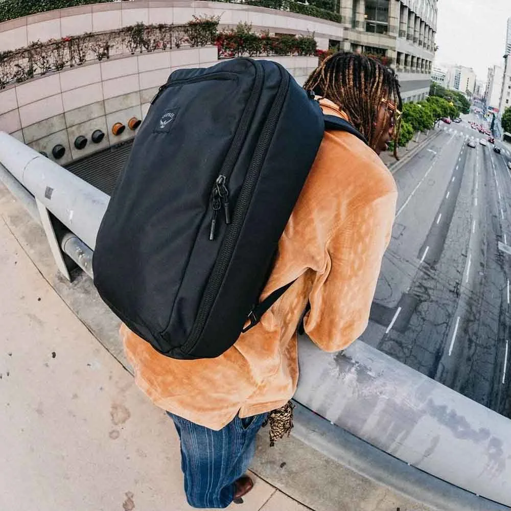 lifestylebild i stan på en Osprey Aoede Briefpack 22L vardagsväska (unisex)