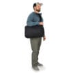 Osprey Aoede Briefpack 22L vardagsväska (unisex) på en modell som en axelväska
