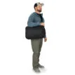 Osprey Aoede Briefpack 22L vardagsväska (unisex) på en modell som en axelväska